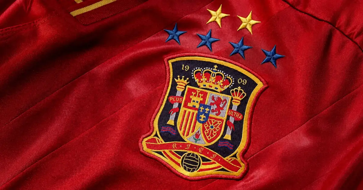 recreacion ficticia de la camiseta de la seleccion española de futbol con 2 estrellas doradas por los 2 mundiales y 4 estrellas azules debajo por las 4 eurocopas